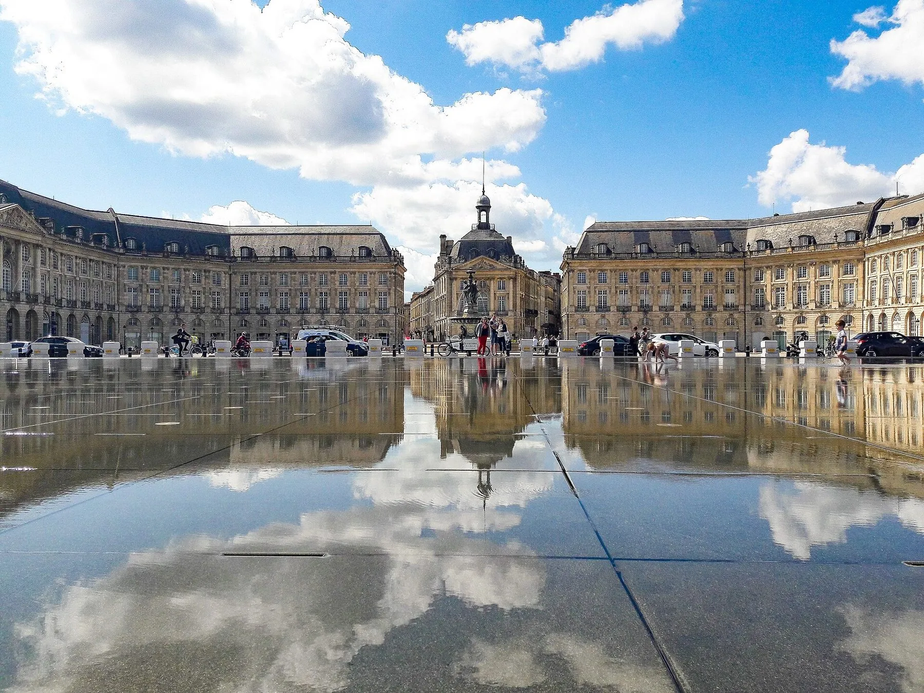 La place de la Bourse se reflétant dans le miroir d'eau